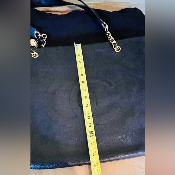 Chanel  Caviar Tote with Gold Hardware dust bag and card No Callouts EUC - Picture 9 of 13